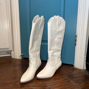 DREAM PAIRS White, knee high cowgirl boots. Size 6.5 fits a size 6.